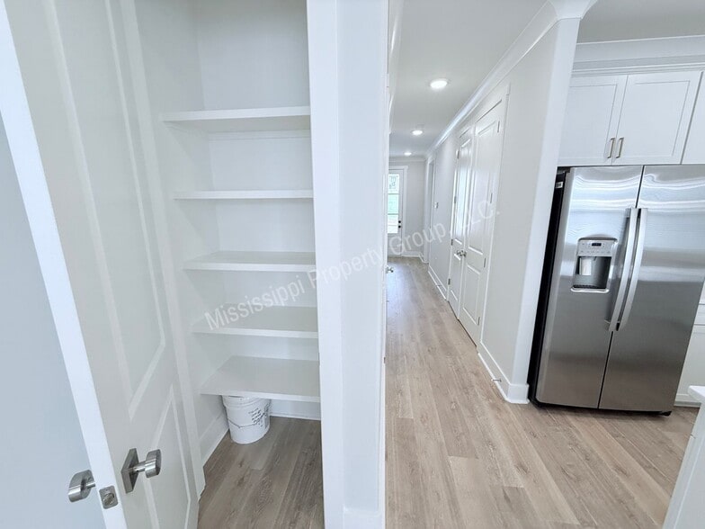 Building Photo - 613 Miramar Ln