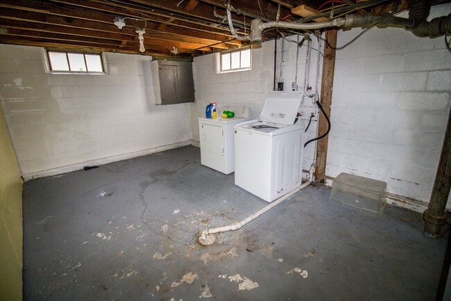Building Photo - 2 bedroom, 1 bath house in Waterloo