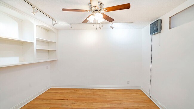 Building Photo - Luxury Penthouse Newly Renovated 1 Bed + D...