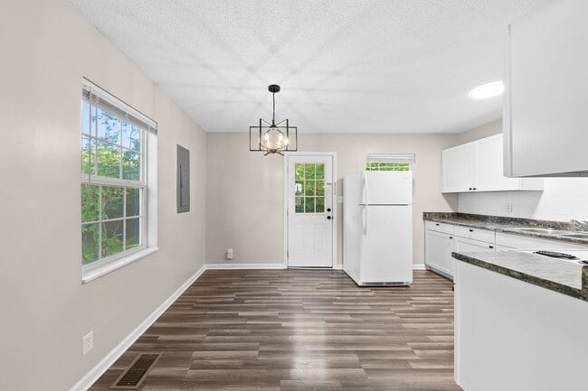 Building Photo - Charming Renovated 2 Bedroom Home with Spacious Yard & Updated Interior