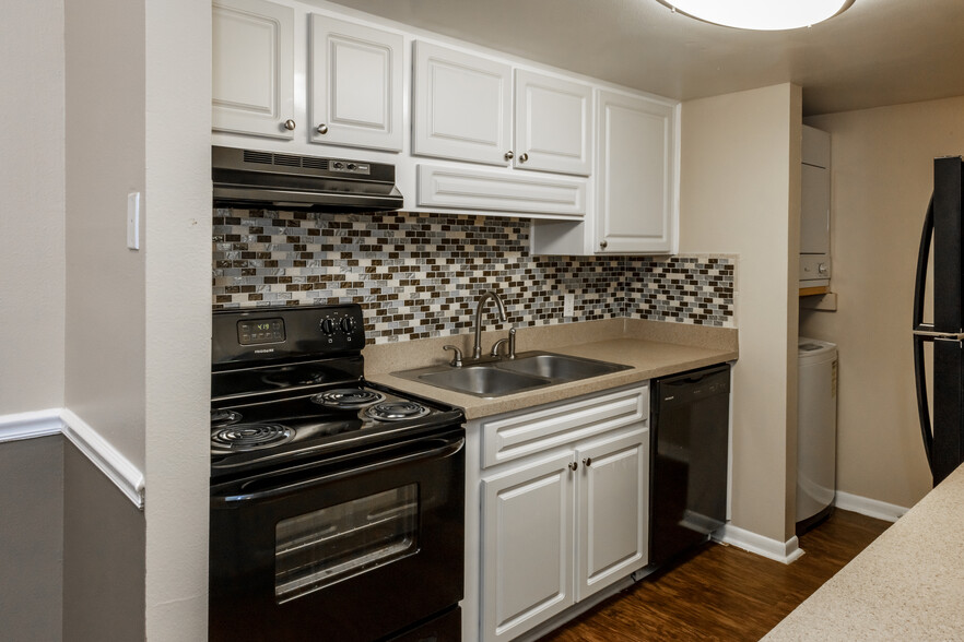 Kitchen - The Avenue Apartments, LLC