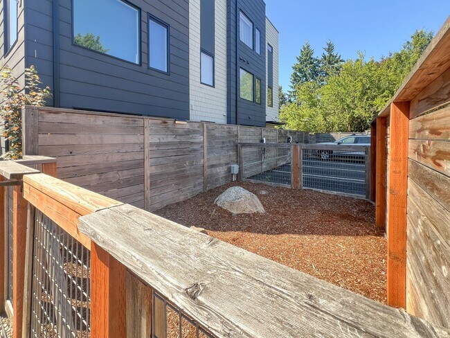 Building Photo - 3bd/2ba Seattle Townhome