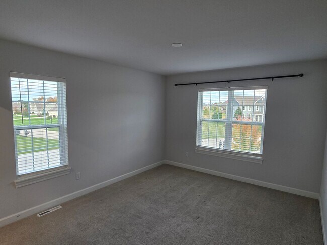 Building Photo - Like New 5 bedroom Pewaukee home in Broken...