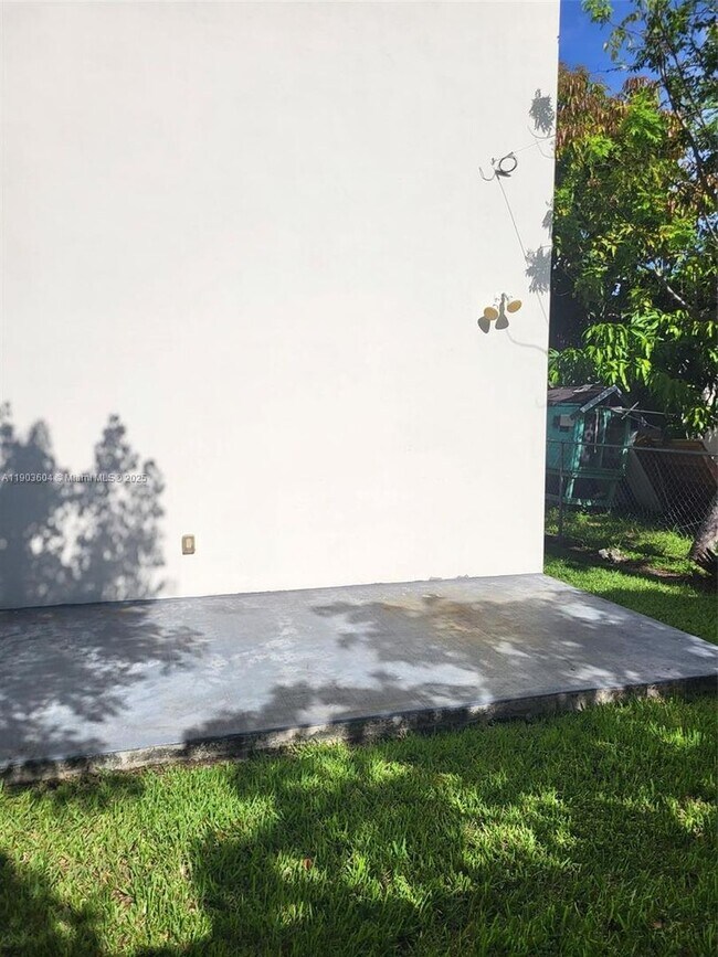 Building Photo - 1027 SW 11th Ave