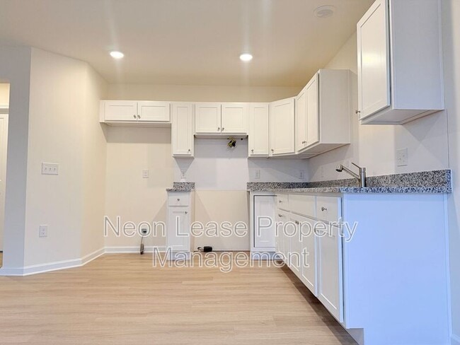 Building Photo - 400 N Walnut St