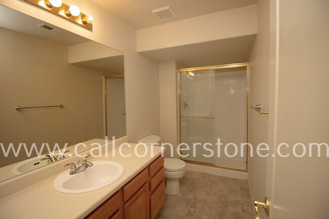 Building Photo - 3305 Hollycrest Dr