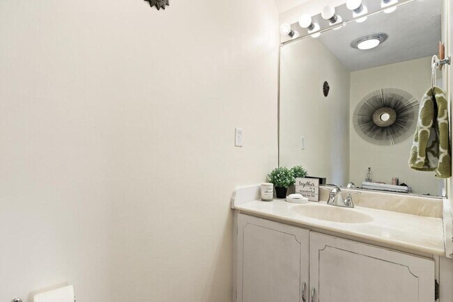 Building Photo - 13 Circuit Ln