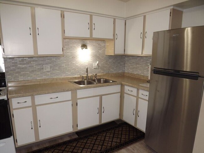 Building Photo - COMING SOON! Updated 2 bed 1 bath Condo