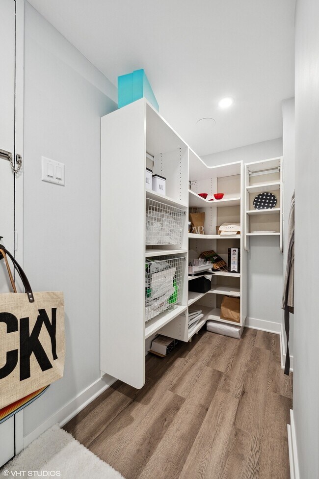 Building Photo - 175 E Delaware Pl