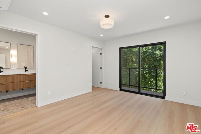 Building Photo - 5843 Whitworth Dr