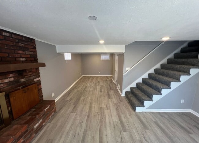 Building Photo - Renovated 2 Bed, 3 Bath Duplex with Finish...