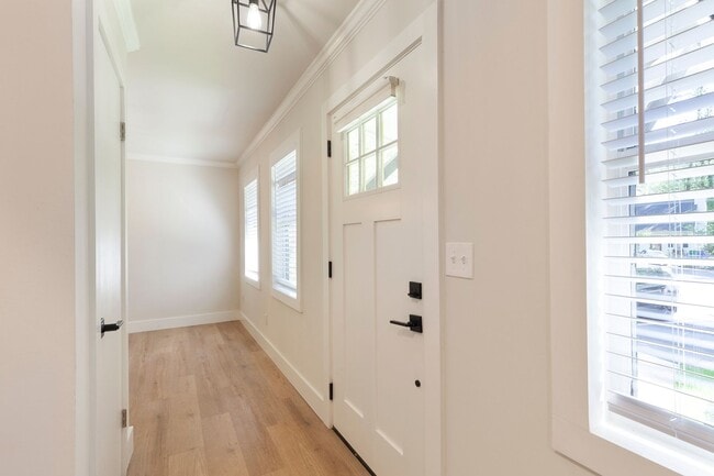 Building Photo - 3bd/3ba Home w/ Fully Fenced Backyard and Deck!