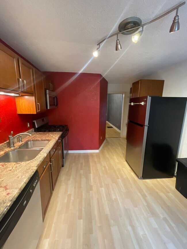 Building Photo - AVAILABLE NOW - 3 Bedroom/1.5 Bath Home wi...