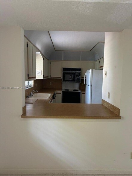 Building Photo - 12524 Shoreline Dr