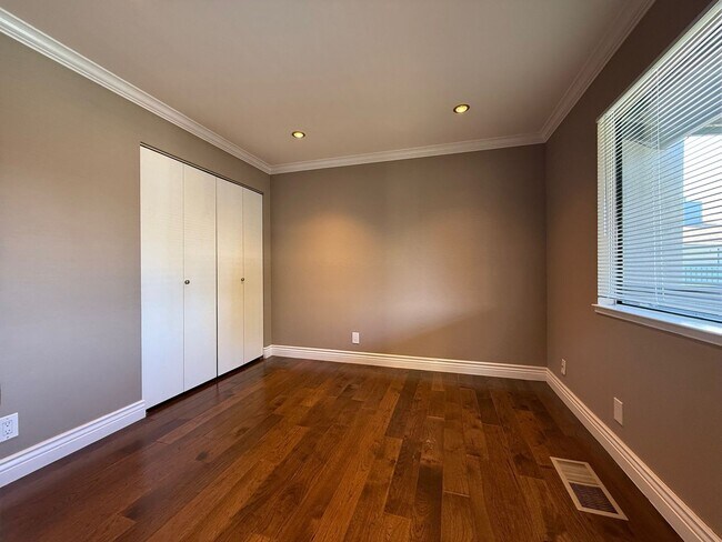 Building Photo - 2343 Fairway Dr