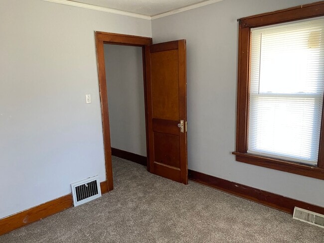 Building Photo - 2 bed 1 bath house $995