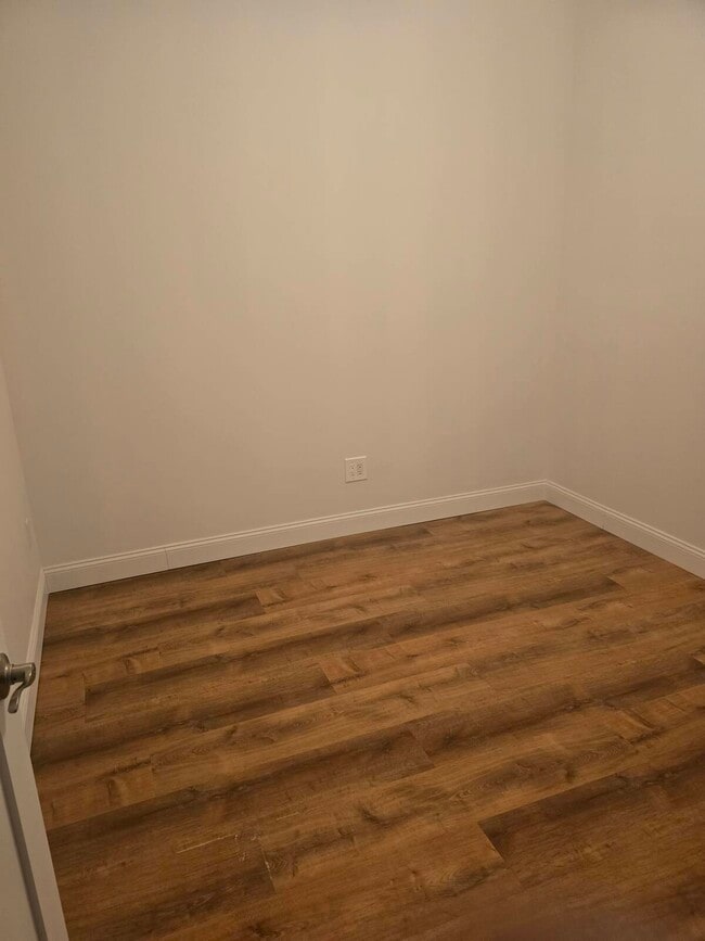 Building Photo - 5-E10 5th St