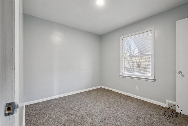 Building Photo - $1400 - Fully Renovated 3 Bed 1.5 Bath