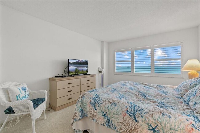 Building Photo - 255 The Esplanade N