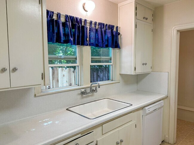 Building Photo - 5 Bedrooms and 3 Bathrooms!