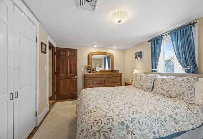 Building Photo - 19 Blossom Ln