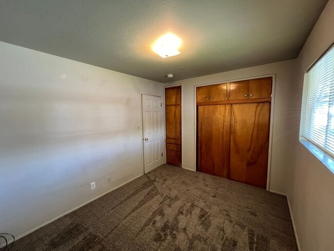 Building Photo - Single story one bedroom unit with covered carport!