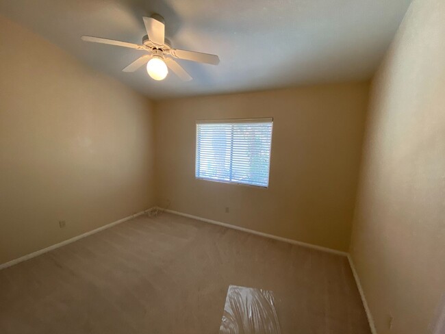 Building Photo - 4 bed/2.5 bath 2400+ sq ft in Gated Painte...