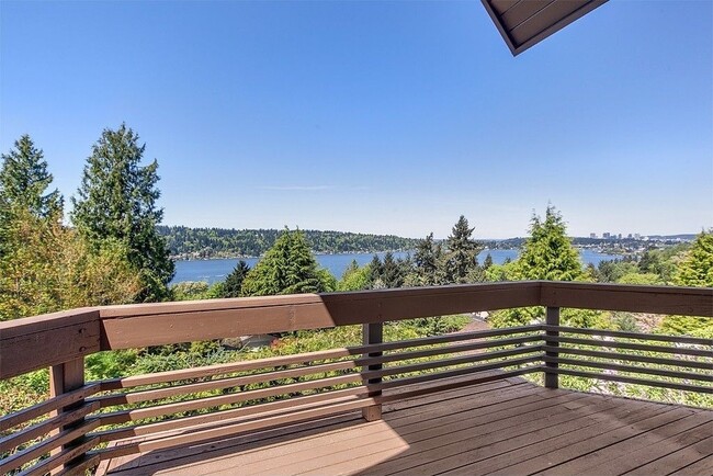 Building Photo - Exquisite 4 Bed, 2.5 bath in Bellevue with...