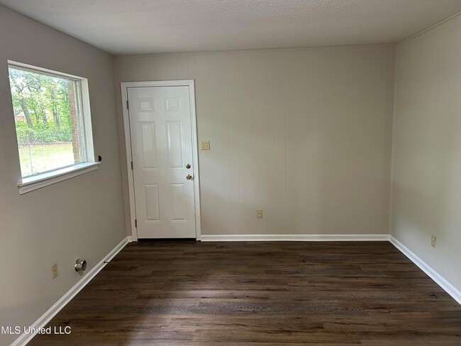 Building Photo - 8105 Elmbrook Dr