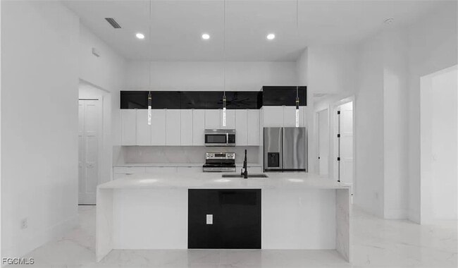 Building Photo - 223 SW 22nd Ct