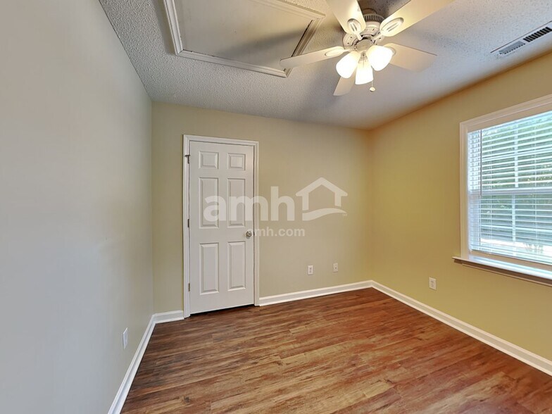 Building Photo - 104 Trailing Oak Trl
