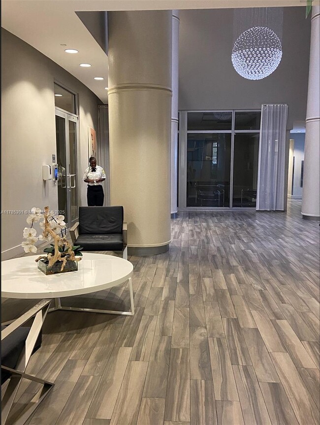 Building Photo - 1750 N Bayshore Dr