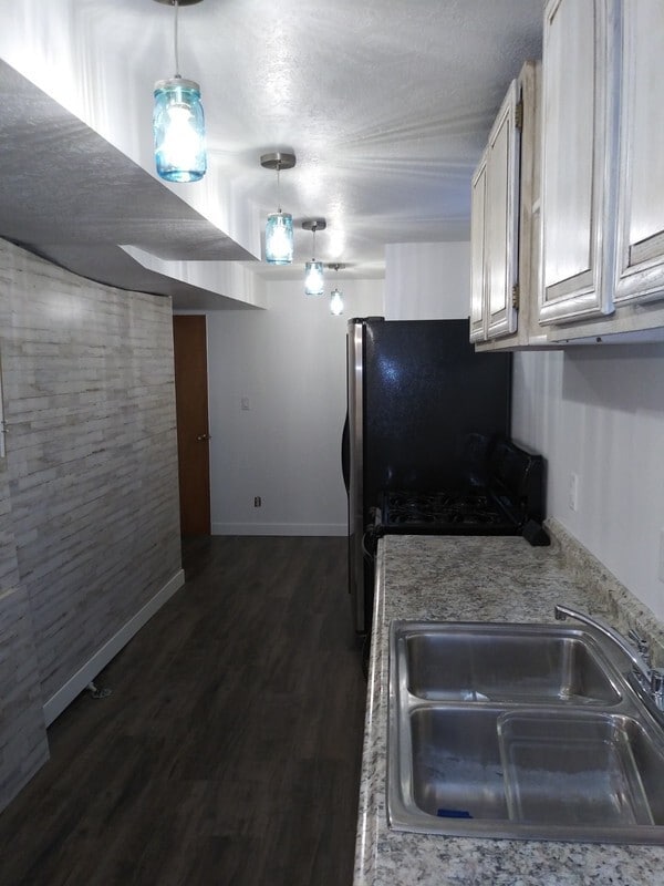 Building Photo - 475 Edgehill Dr