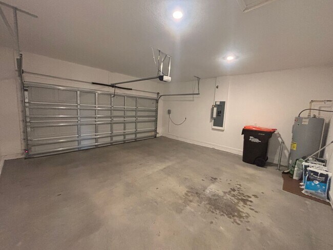 Building Photo - Stunning 3 Bedroom 2 Bath, Great Location! (Freedom Crossing Preserve)