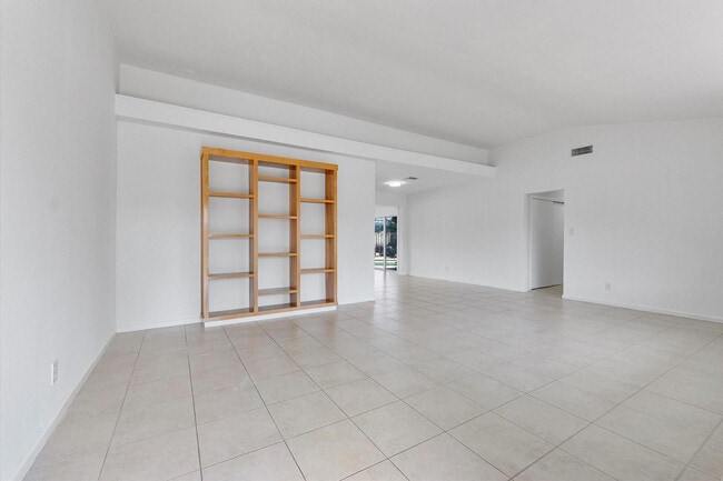 Building Photo - 1353 SE 7th Ct