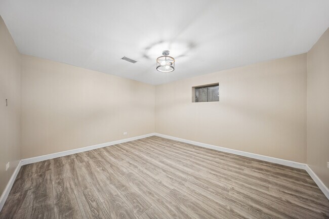 Building Photo - 2115 E Euclid Ave