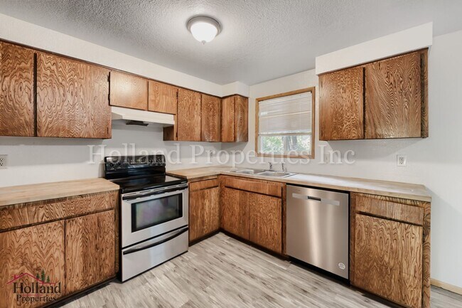 Building Photo - 4630 SW Southview Terrace