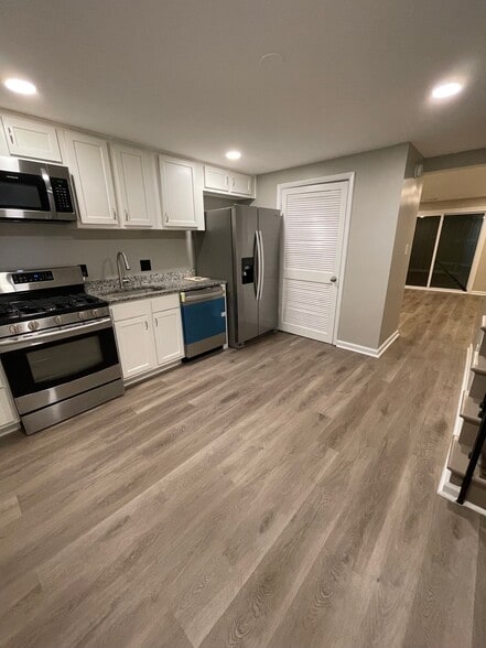 Kitchen (3/3) - 1900 Dutch Village Dr