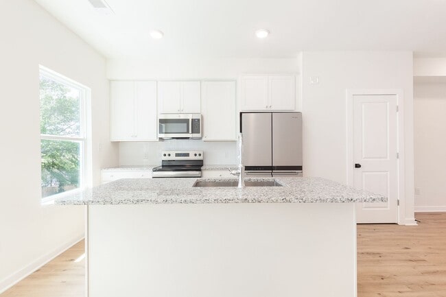 Building Photo - $500 Move In Special: Newly Constructed 3/3.5 located in Chosewood Park!