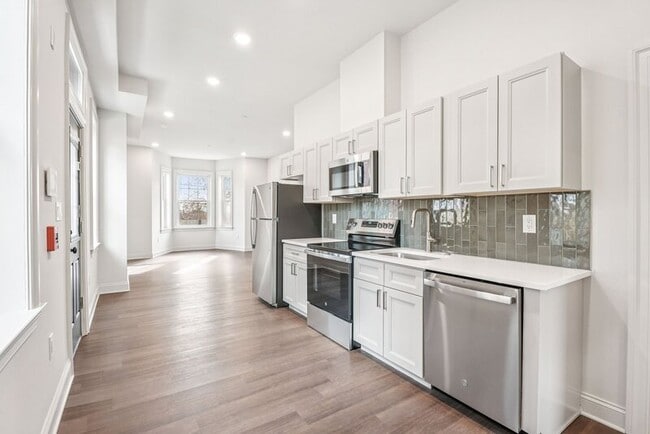 Building Photo - 472 Roxborough Ave