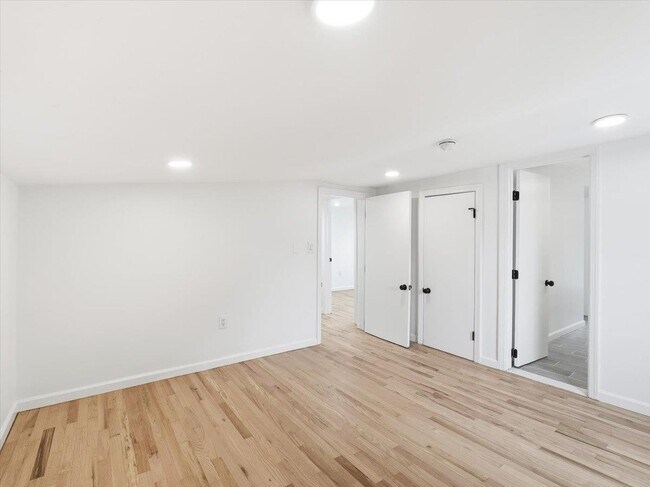 Building Photo - 39 Winfield Ave