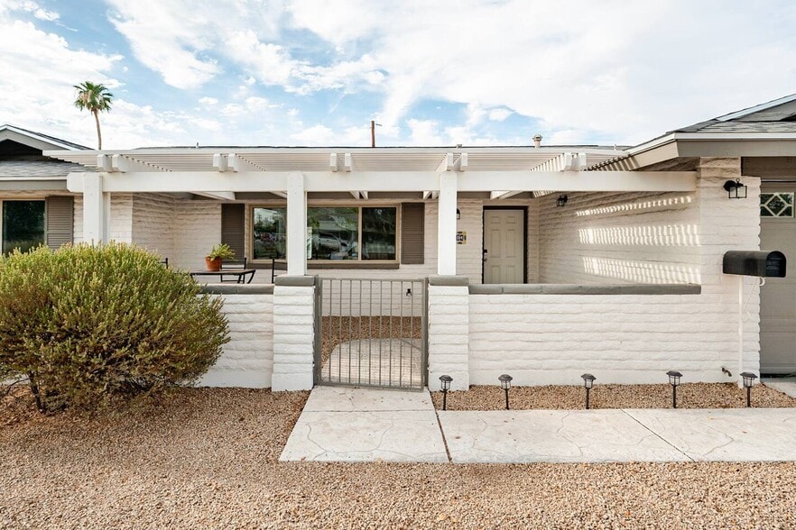 Front Patio - 1104 E Campus Dr
