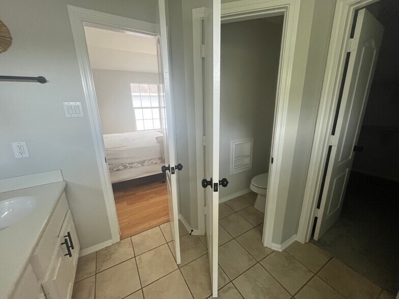 Master Bath - 1903 Fletcher St