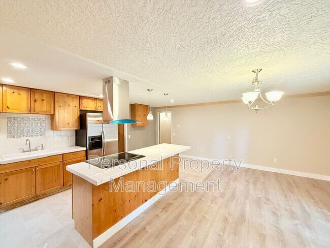 Building Photo - 9411 NE Pinecreek St