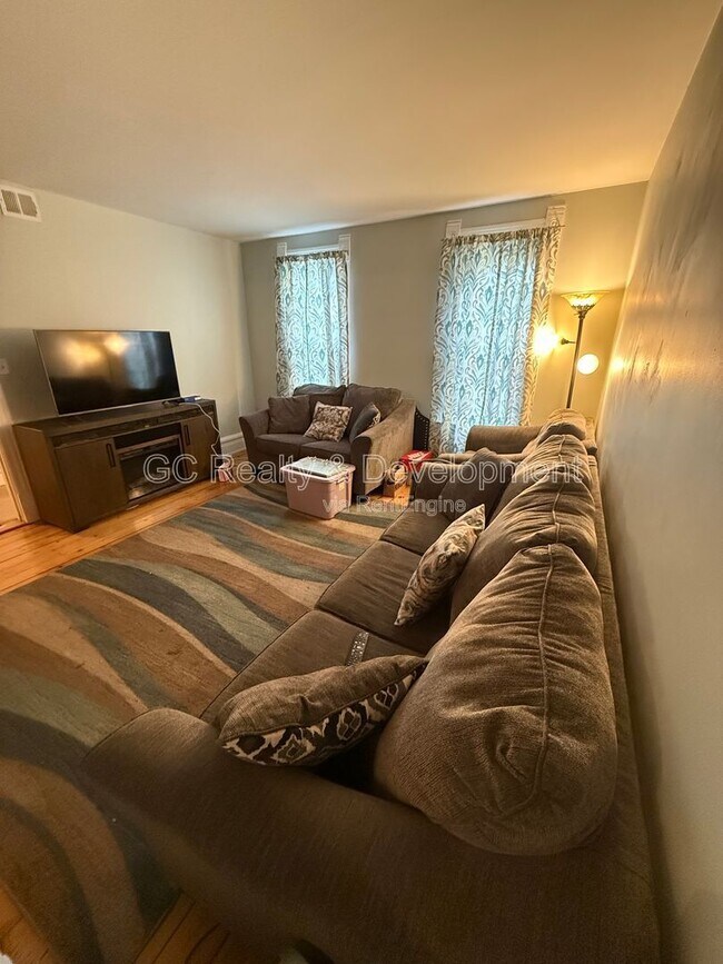 Building Photo - 111 Des Plaines Ave