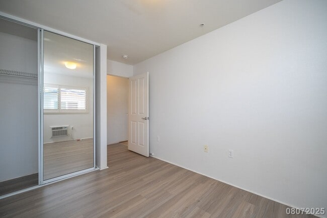 Building Photo - $2200 / 1br - 500ft2 - 1br/1ba/2pkg Townho...