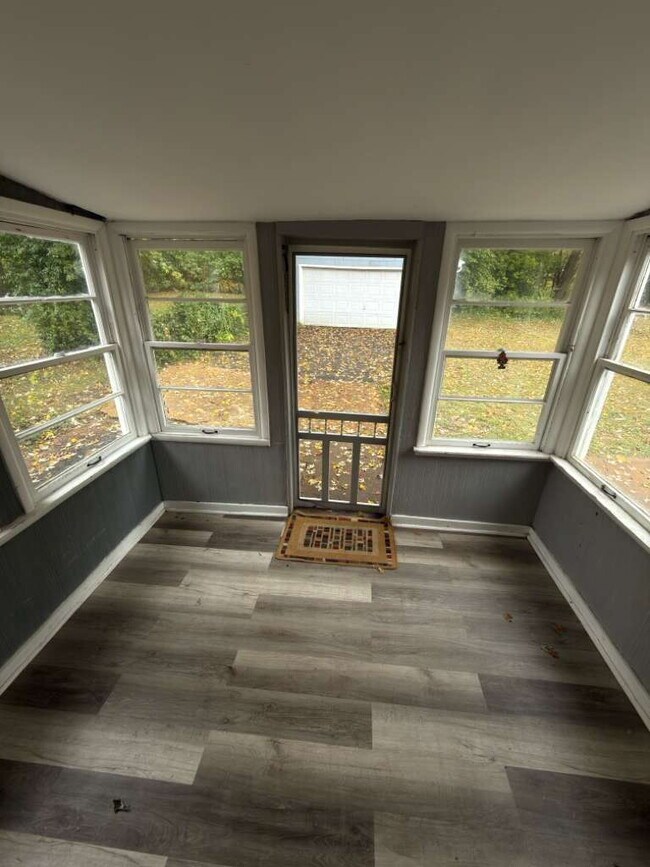 Building Photo - 5998 Bermuda Dr