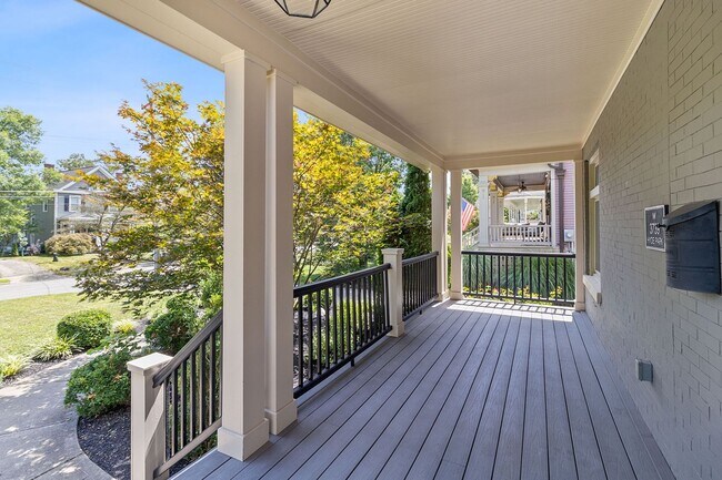Building Photo - OAKLEY - Stunning executive tudor