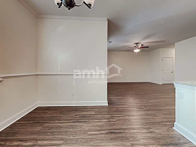 Building Photo - 605 W Lionel Rd