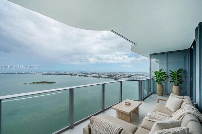 Building Photo - 700 NE 24th St